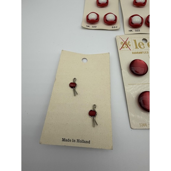 Vintage Red Buttons Lot on Cards Majestic Le Chic La Petite Japan Holland - Picture 9 of 10